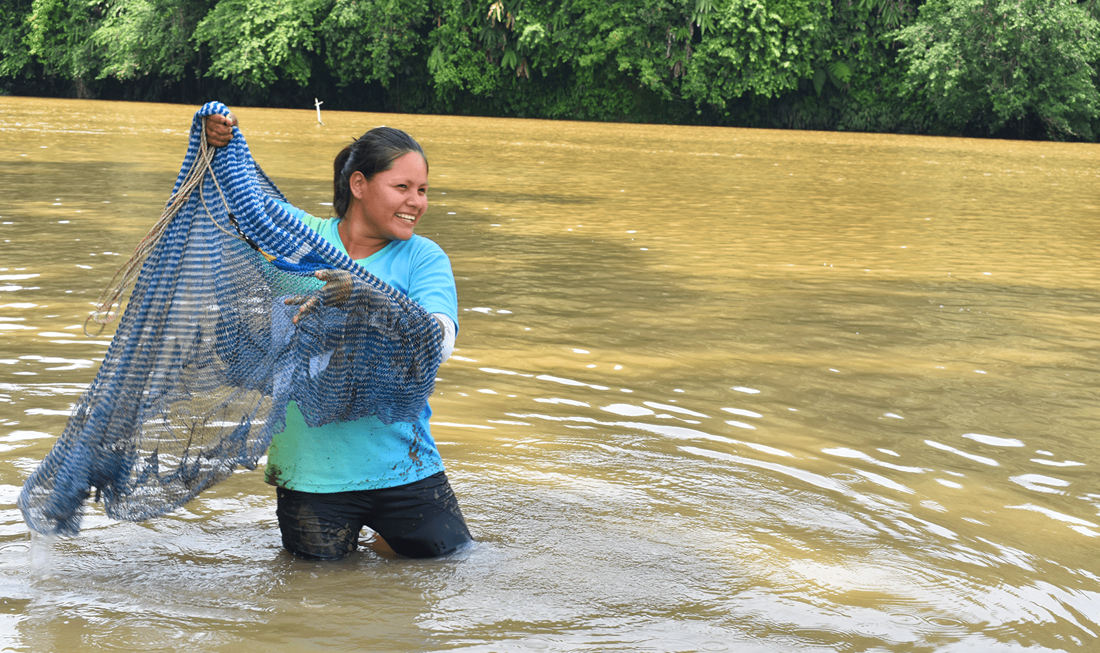 Liseth Chuim, cientista cidadã de Equador. Ela usa o aplicativo Ictio para registrar peixes no Kaputna.
