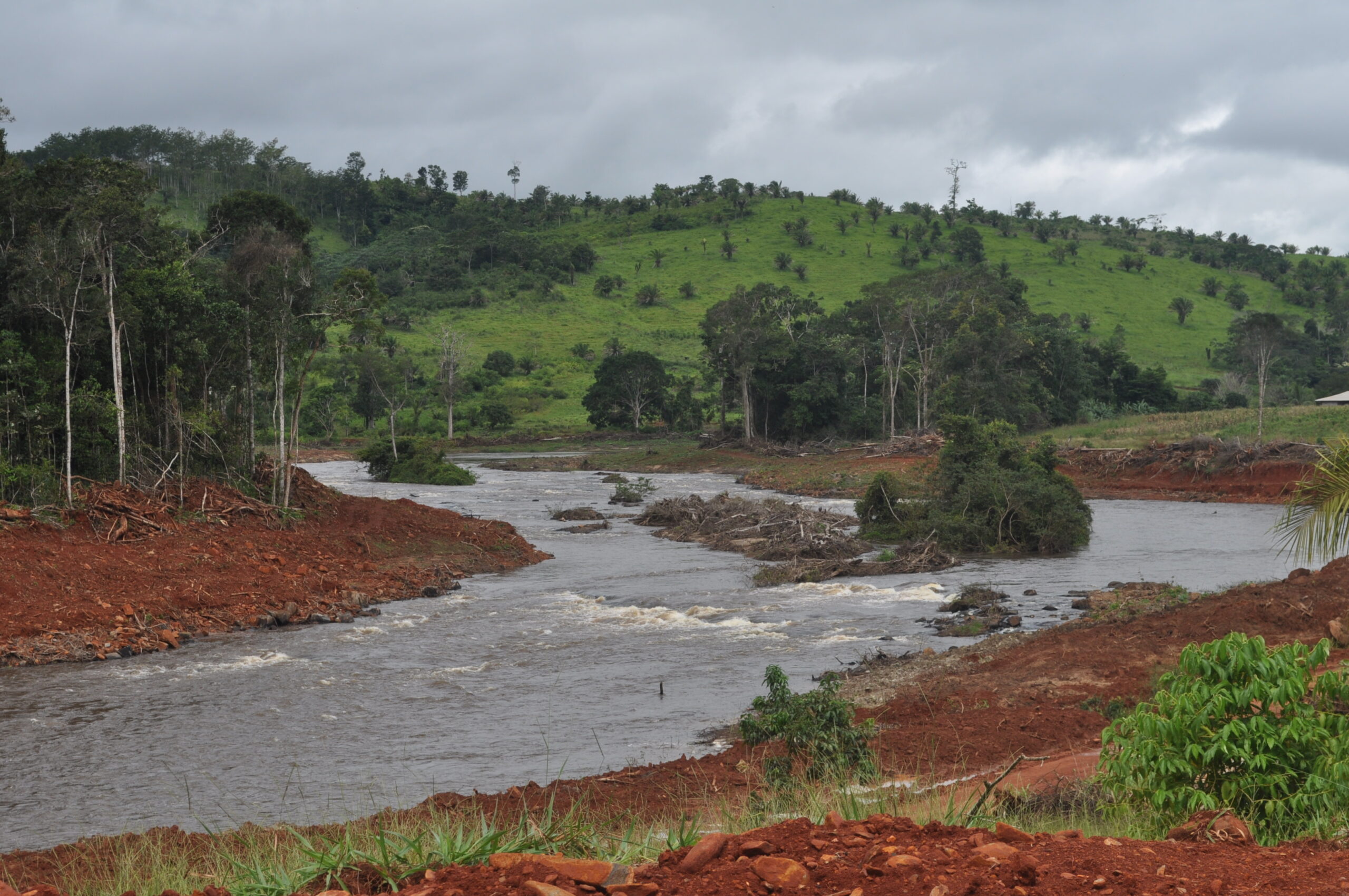 Os impactos socioambientais e a insustentabilidade energética das Pequenas Centrais Hidrelétricas na Amazônia 1 Conservando la Cuenca Amazónica Aguas Amazonicas