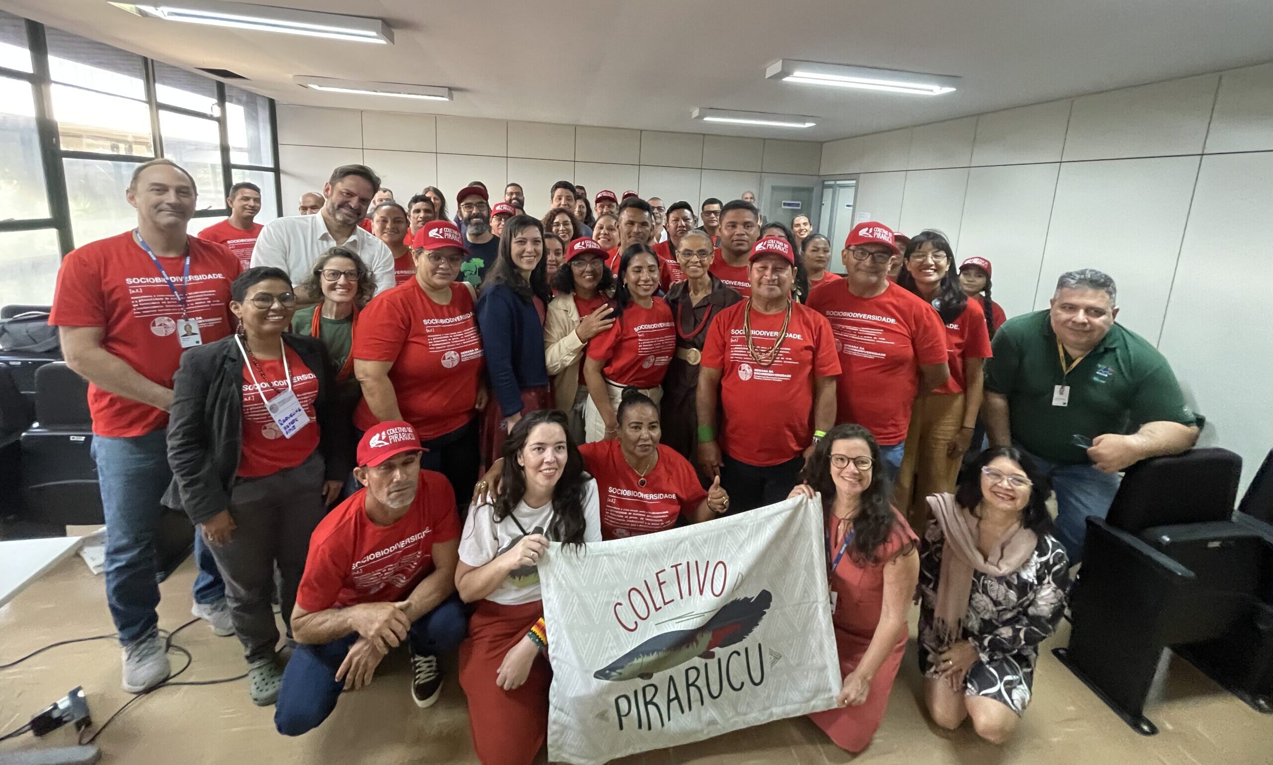 Pescadores del Colectivo del Pirarucu dialogan con autoridades en Brasilia sobre conservación y seguridad territorial 1 Autoridades y miembros del Colectivo del Pirarucu junto a Marina Silva, ministra de Medio Ambiente y Cambio Climático. Foto: Talita Oliveira/OPAN