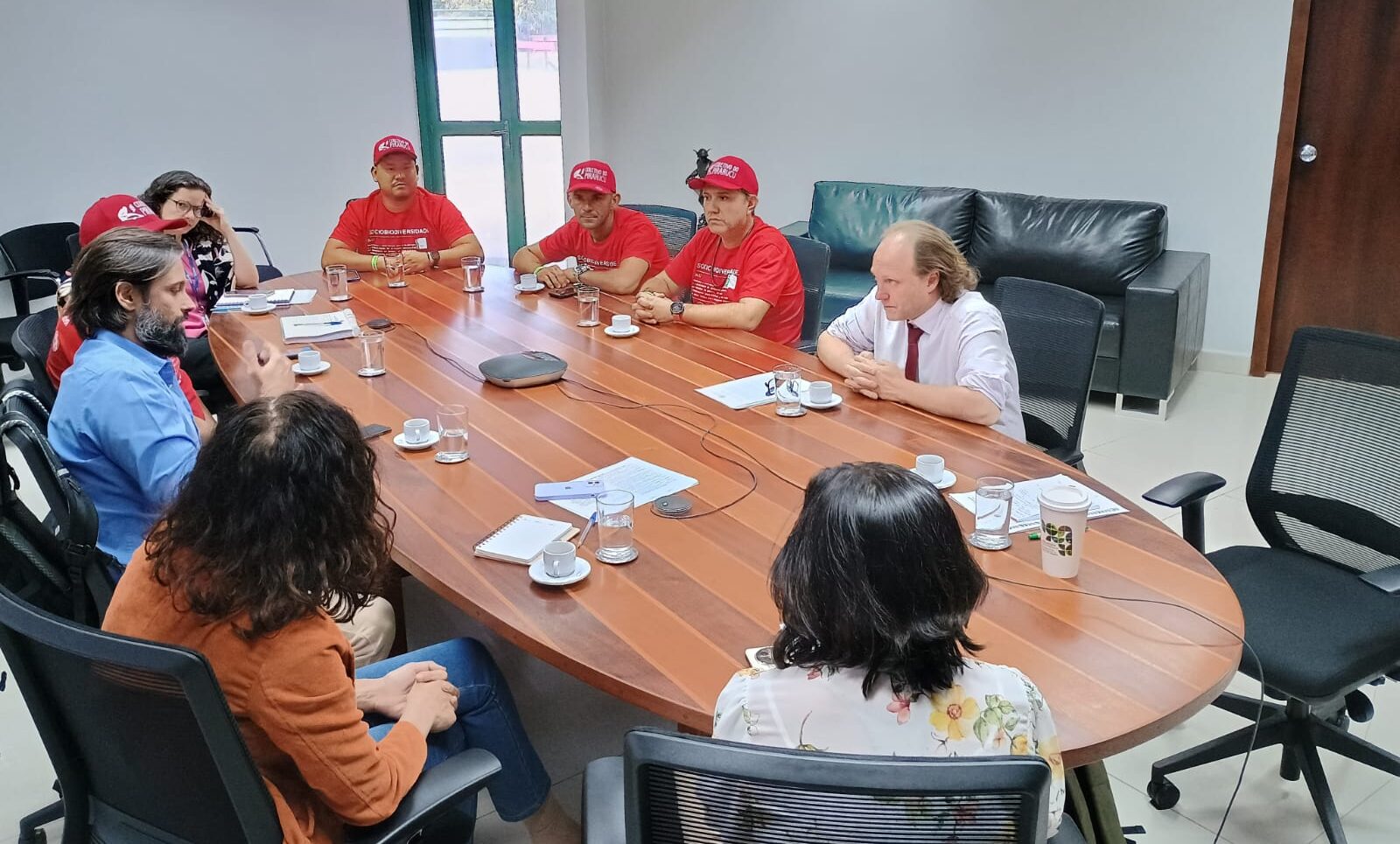 Pescadores del Colectivo del Pirarucu dialogan con autoridades en Brasilia sobre conservación y seguridad territorial 3 Representantes del Colectivo Pirarucu se reunieron con el presidente del Ibama, Rodrigo Agostinho. Foto: Jéssica Souza/PNUD