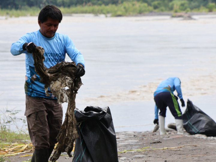 Comunidades pesqueras e indígenas retiraron 822 kg de residuos de ríos y riberas en la Amazonía ecuatoriana